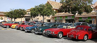 SOL Classic Car väckte åter stor uppmärksamhet när medlemmarna reserverade parkeringsplatser vid ett shoppingcenter i San Pedro Alcántara.